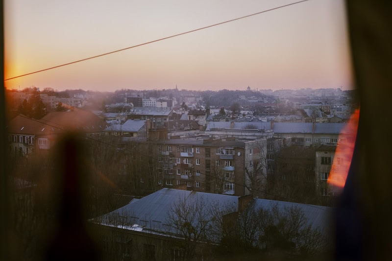 Blick aus einem Fenster auf Häuser