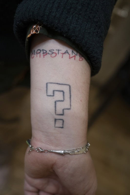 Tattoo am Arm zeigt ein Fragezeichen 