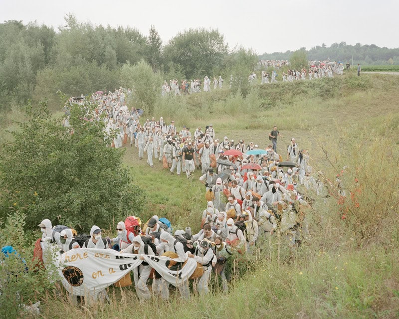 Demonstrationszug durch eine Wiese