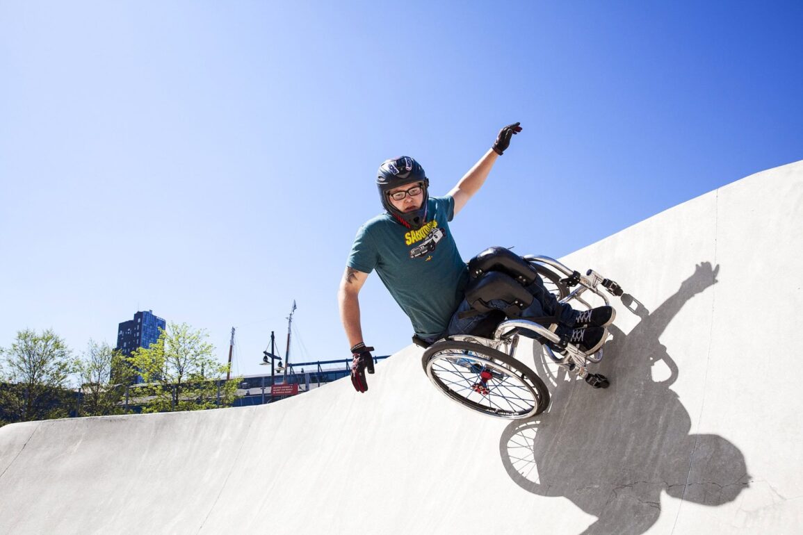 Ein Mann fährt im Rollstuhl in der Halfpipe
