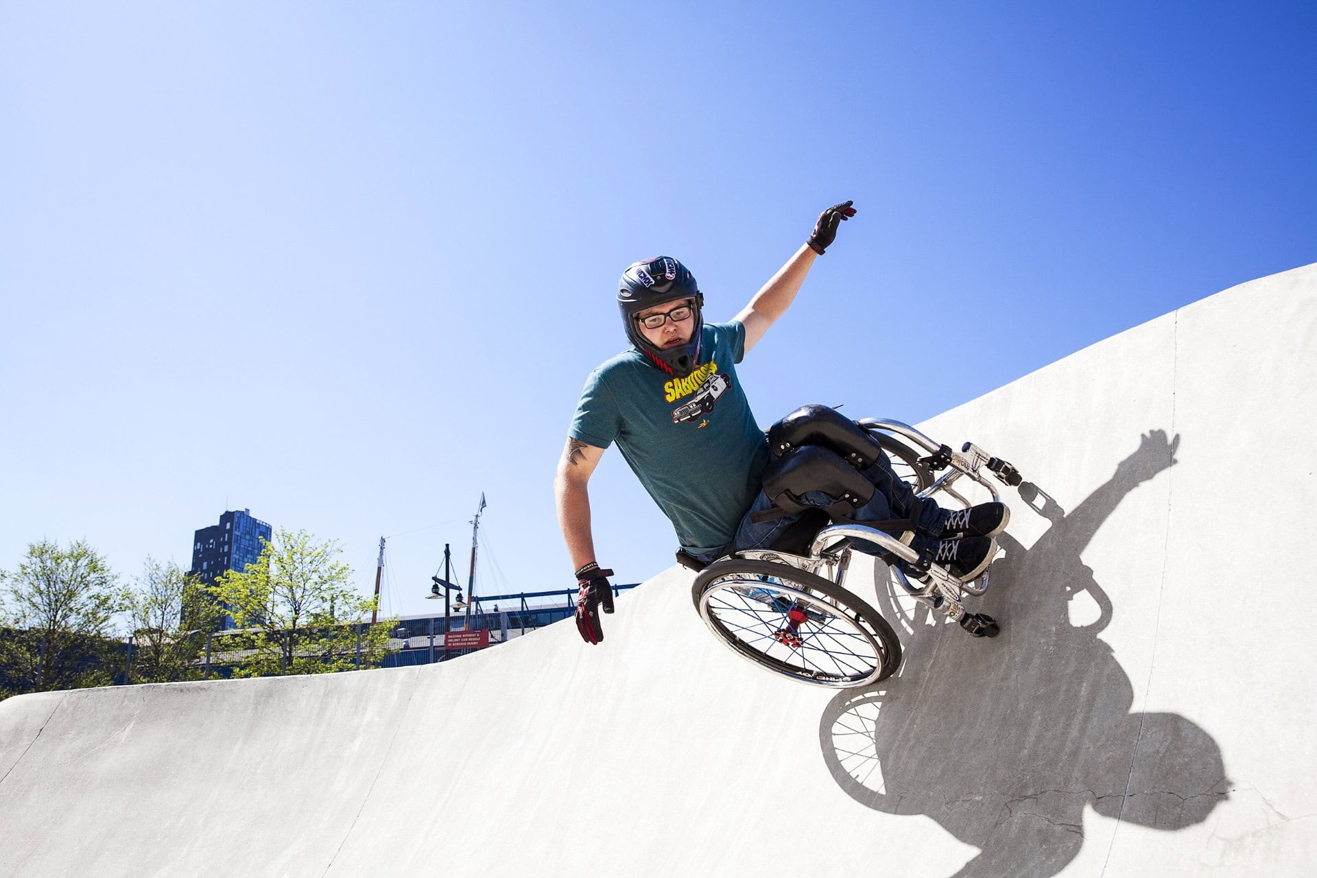 Ein Mann fährt im Rollstuhl in der Halfpipe