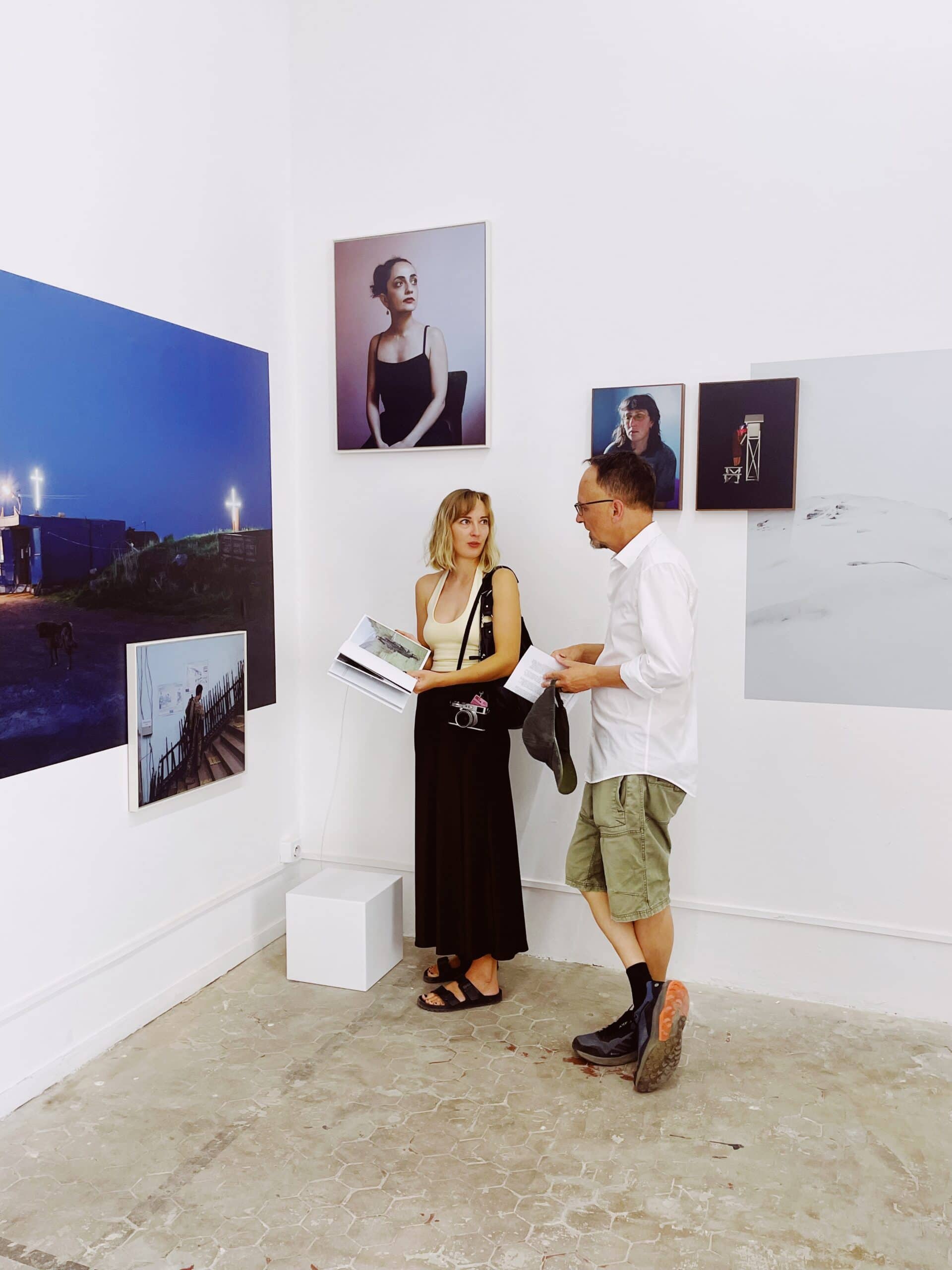 Zwei Personen in einer Ausstellung reden miteinander