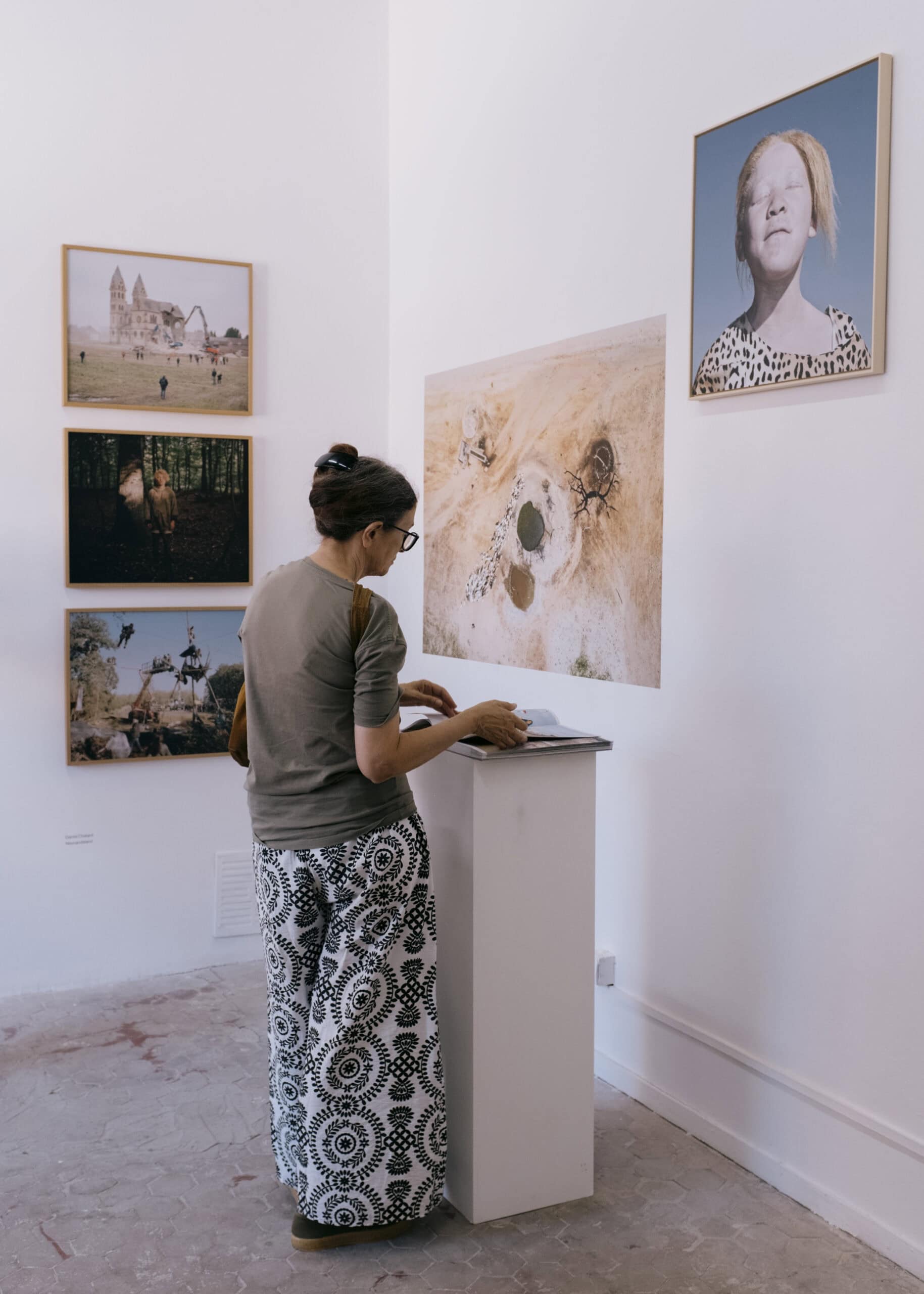 Frau liest ein Ausstellungsbuch in einer Ausstellung