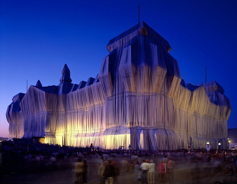 Verhüllter Reichstag im Abendlicht
