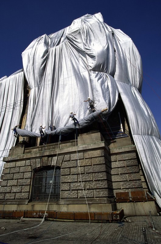 Reichstagswand ist halb verhangen