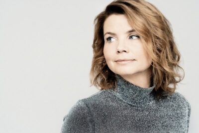 Anette Frier sieht zur Seite