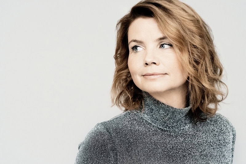 Anette Frier sieht zur Seite