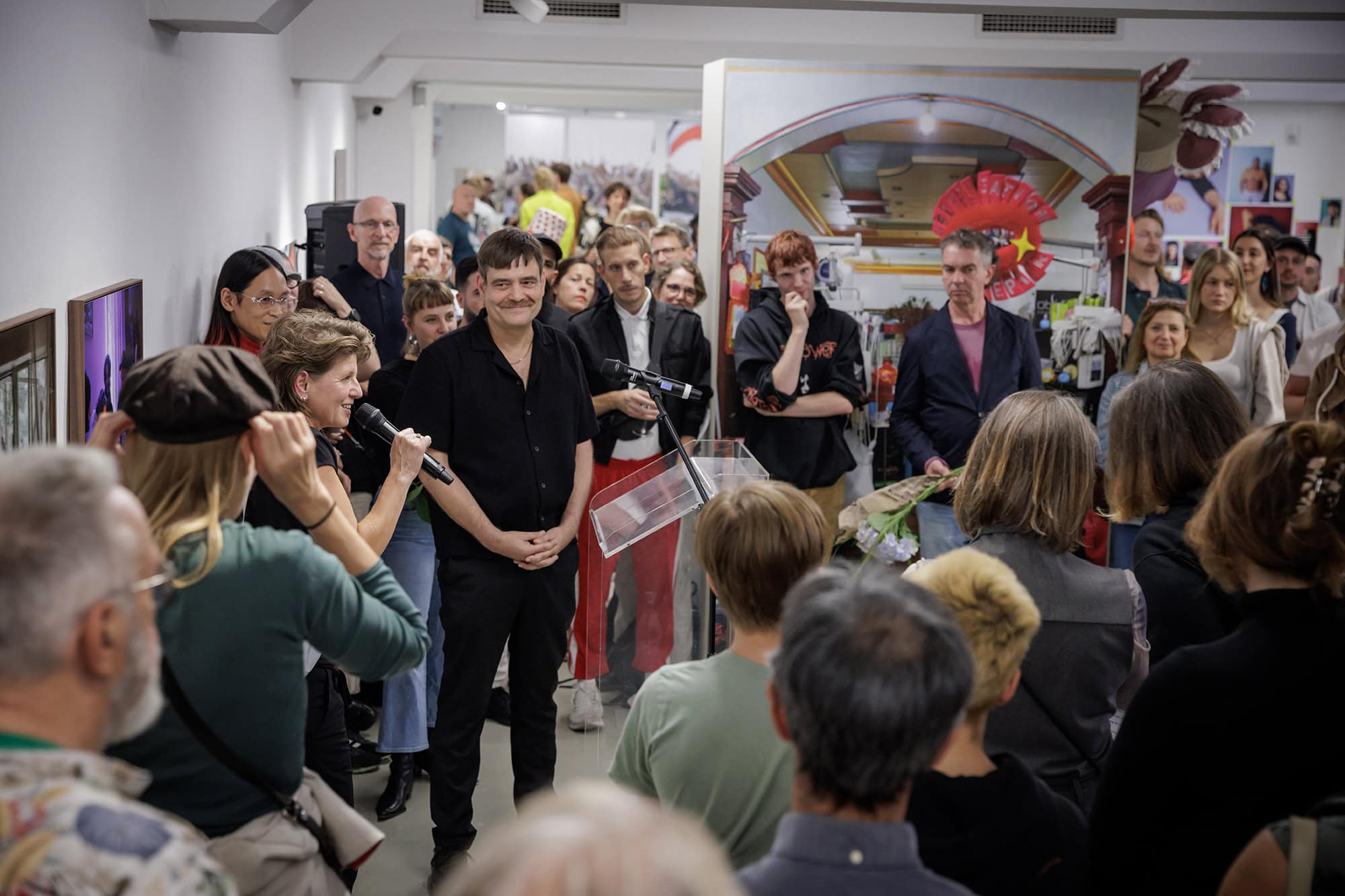 Menschen bei einer Vernissage