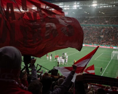 Blick von der Tribübne auf das Fußballstadion