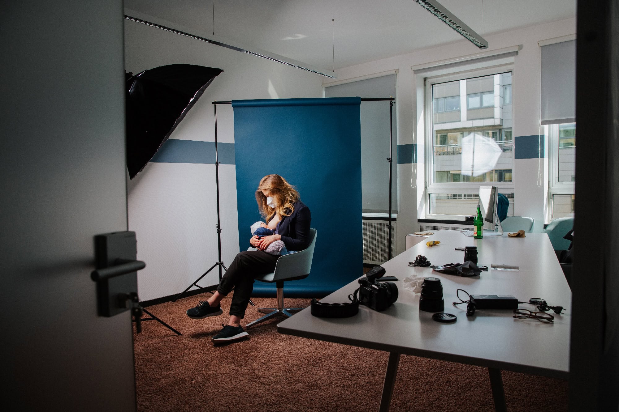 Fotostudio mit Mutter und Baby, Kamera-Equipment, professionelles Fotoshooting, Innenaufnahme, kreative Fotoaufnahme, Babyfotografie, modernes Arbeitsumfeld, Hintergründe, Technik, Eltern und Kind, Babyfotos, professionelles Fotoshooting, Babyfotografie, kreatives Fotoshooting, Innenraum, Fotostudio, Business, professionelle Kameraausrüstung.