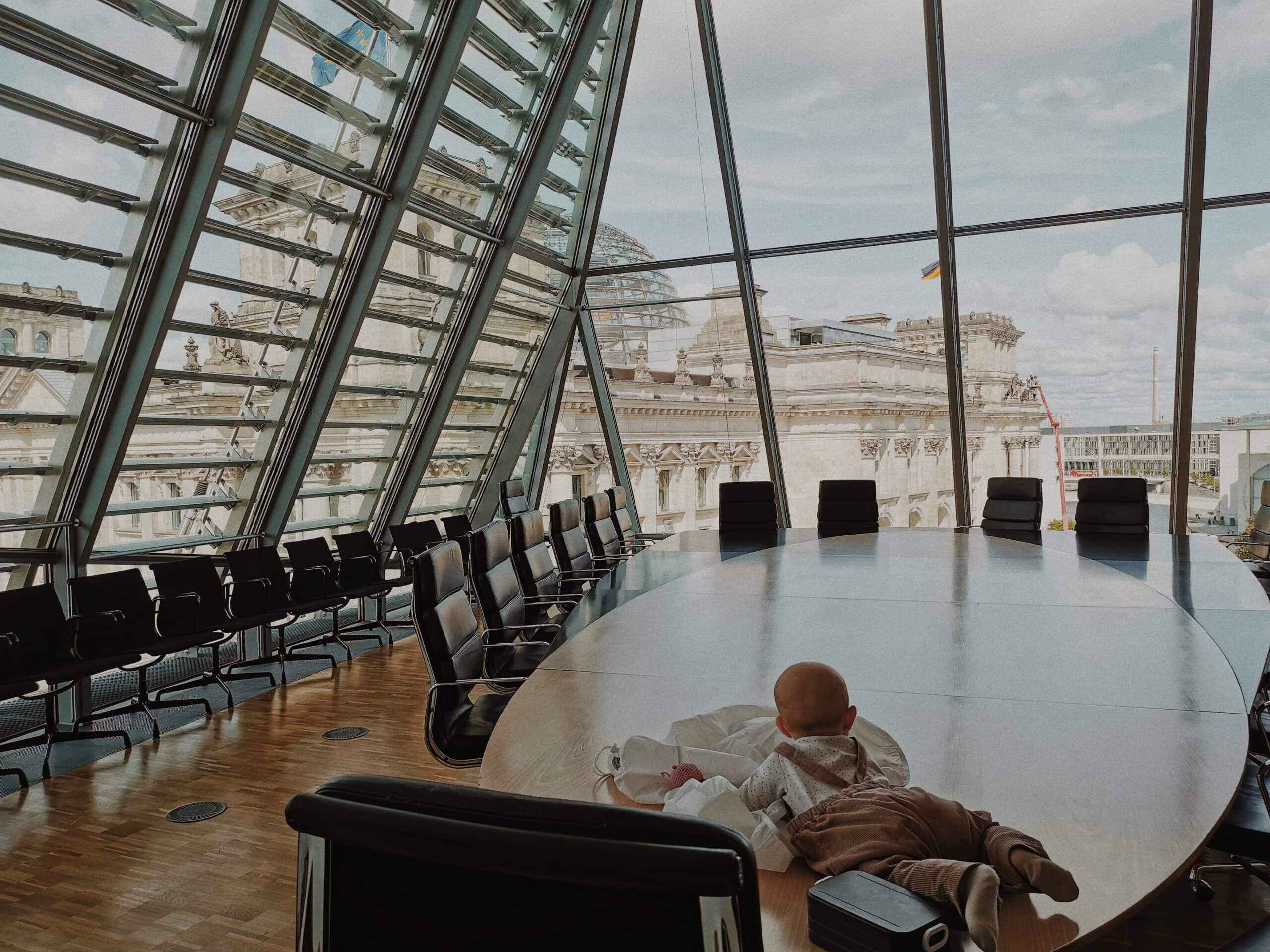 Moderne Konferenzraum mit Blick auf historische Architektur im Berlin, flexibel nutzbarer Tagungsraum.