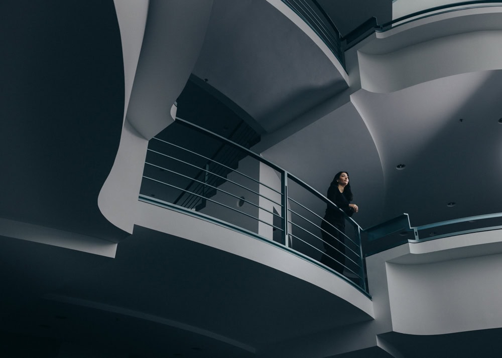 Moderner Innenarchitektur-Design mit eleganter Galerie, schwarze Kleidung, künstlerische Atmosphäre.