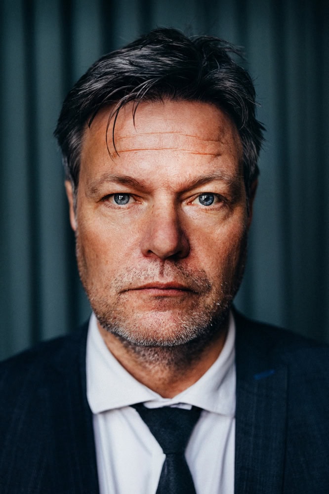 Kraftvoller Business-Mann Portrait, professionell, seriös, moderne Fotografie, Business-Lifestyle, Selbstbewusst, CEO, Executive, Karriere, formelles Outfit.