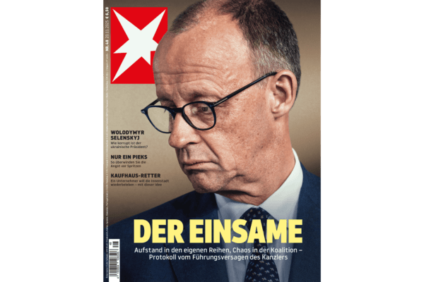 Alter Mann mit Brille, eingehend, seriös, Politik, journalistisch.