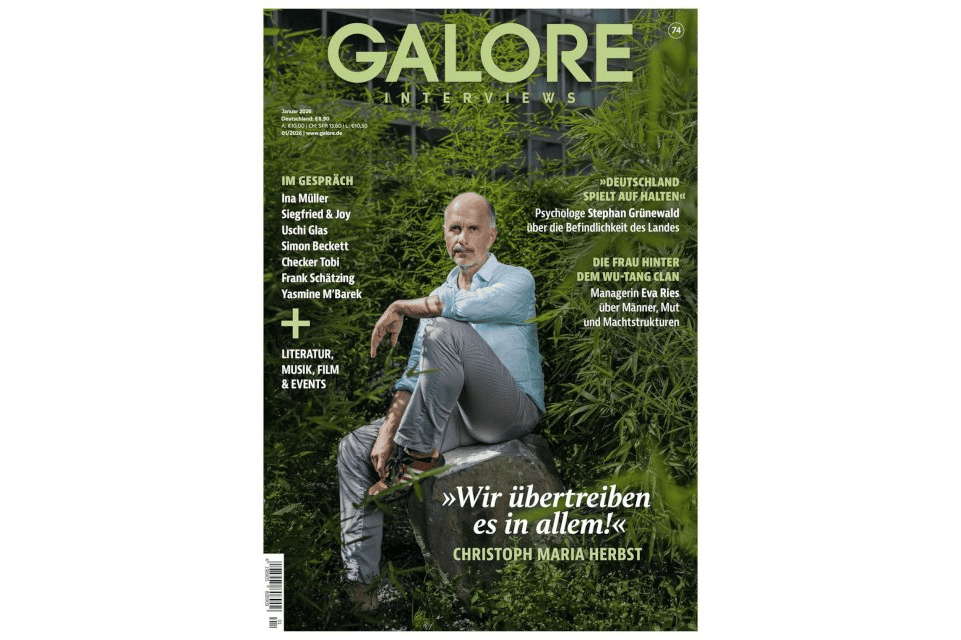 Naturfotografie Magazin Cover mit Mann in einem grünen Dschungel, Fokus auf kreative Nachhaltigkeit und Umwelt Themen.