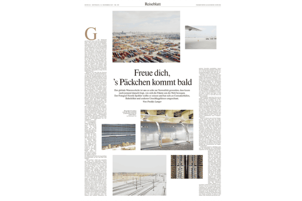 Lagerhaus mit Containern und Frachtschiff in Hafen, Logistik, Versand, Lagerung, Gütertransport, Transport, Schifffahrt, Seehafen, Logistikzentrum.