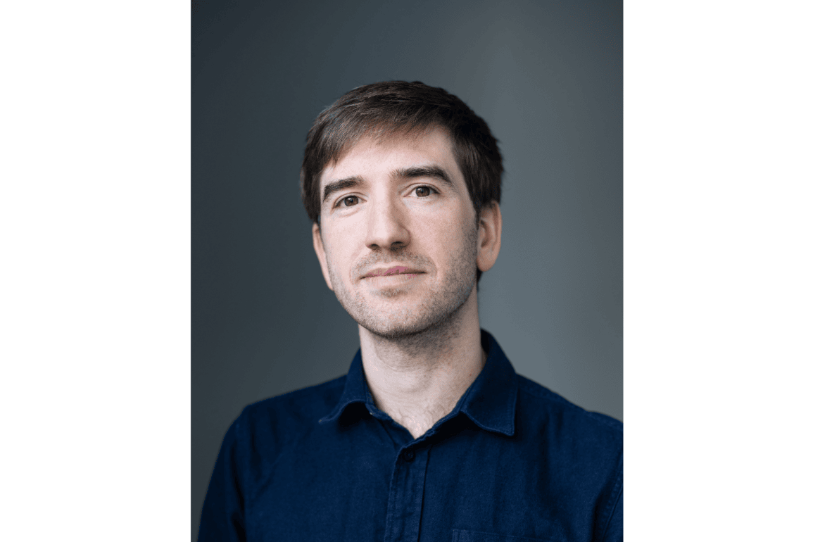 Hochwertiges Portrait eines jungen Mannes mit braunen Haaren und freundlichem Blick in professioneller Fotografie.