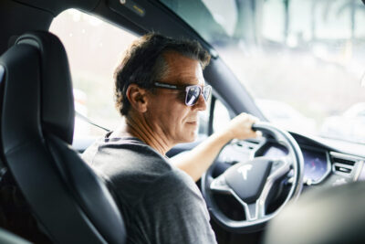 Autonomes Fahren Tesla, moderner Elektroauto, nachhaltige Mobilität, fortschrittliche Fahrzeugtechnik, umweltfreundliche Elektrofahrzeuge.