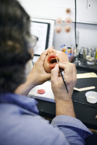 1. Detaillierte Herstellung von Puppen in einem Atelier.