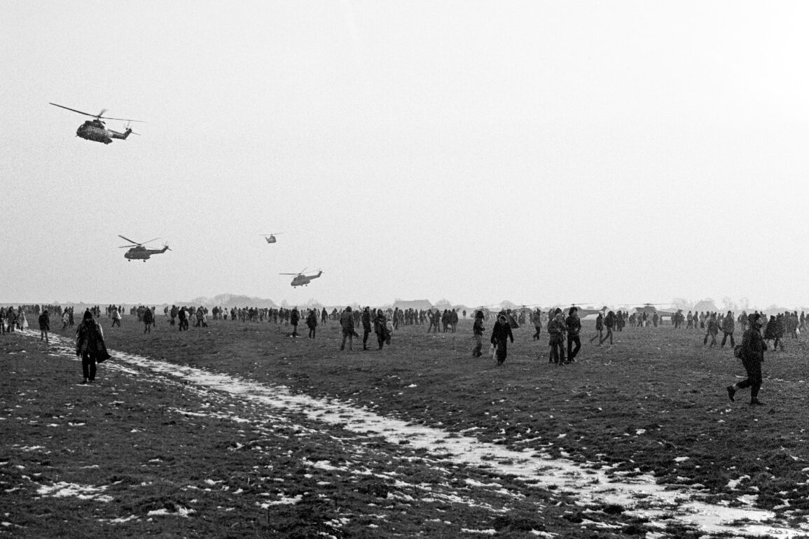 Menschenmenge bei 45 Jahre laif mit Helikoptern im Einsatz, Gedenken und Feier in einer offenen Land.