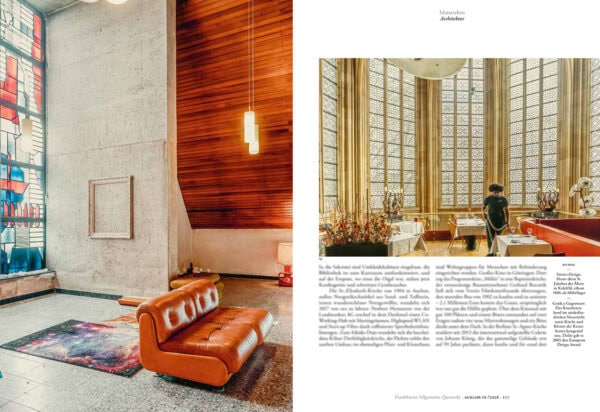 Wartezimmer mit modernem Design, Leder-Sofa und großen Fenstern in Frankfurt.