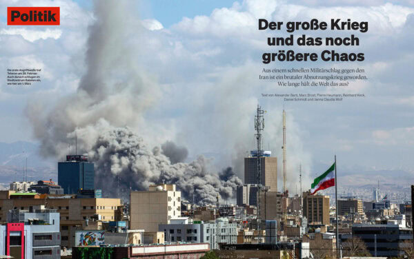 Stadtbild mit Rauch und Kriegsszene, Chaos in urbaner Umgebung.