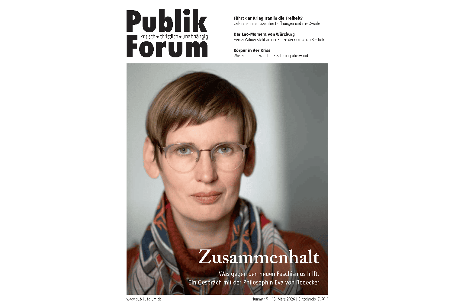 Porträt einer Frau mit Brille und Schal, Titel Publik-Forum 5/2026, Fokus auf gesellschaftliche Them.