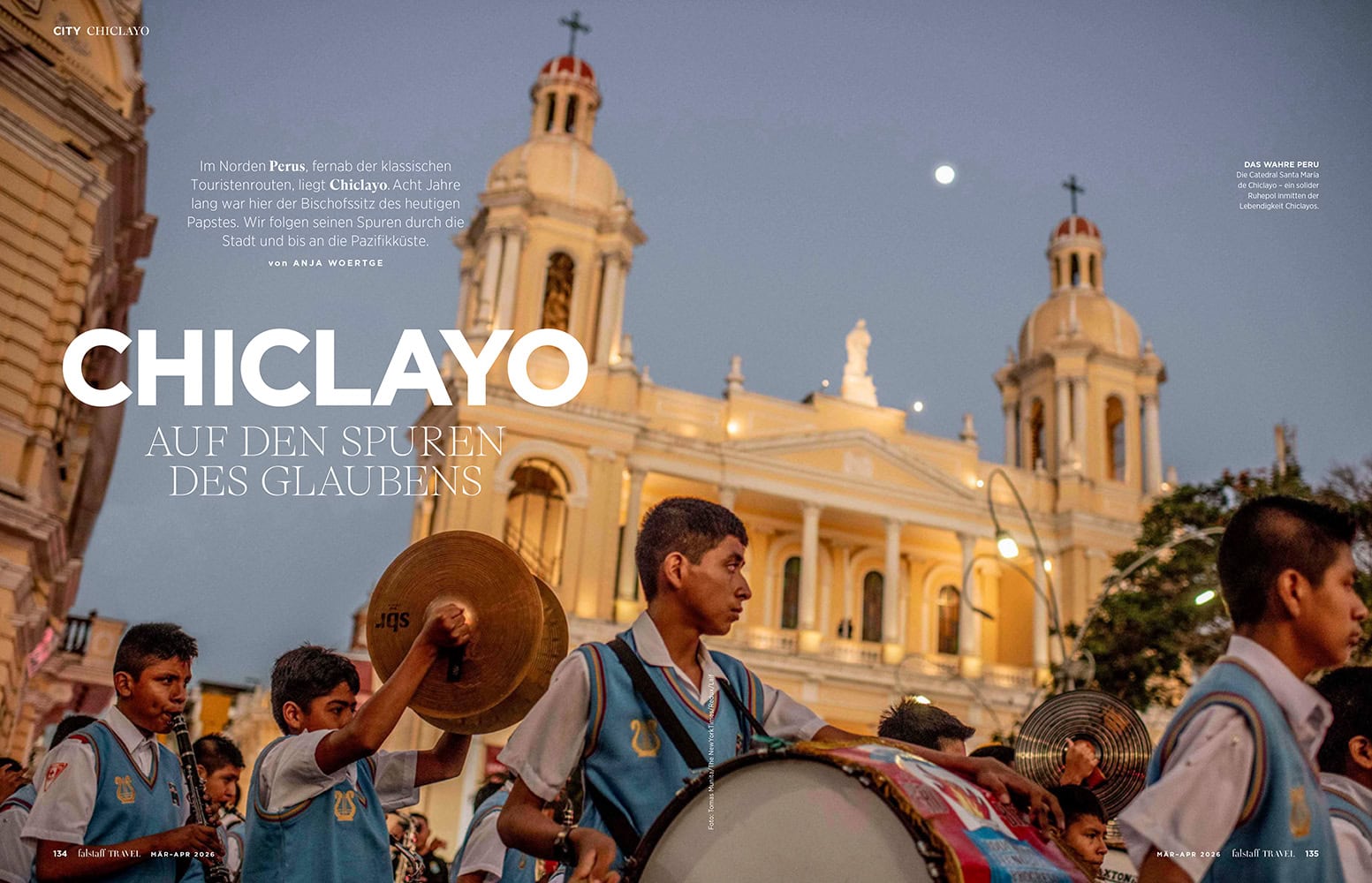 Traditionelle Musik und Tänzer in Chiclayo bei Sonnenuntergang.